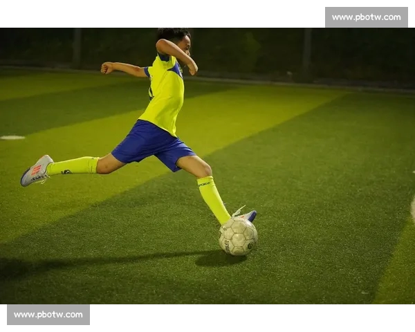 绿茵场上的激情碰撞与顶级球星的荣耀瞬间解析 绿茵场上的激情碰撞与顶级球星的荣耀瞬间解析